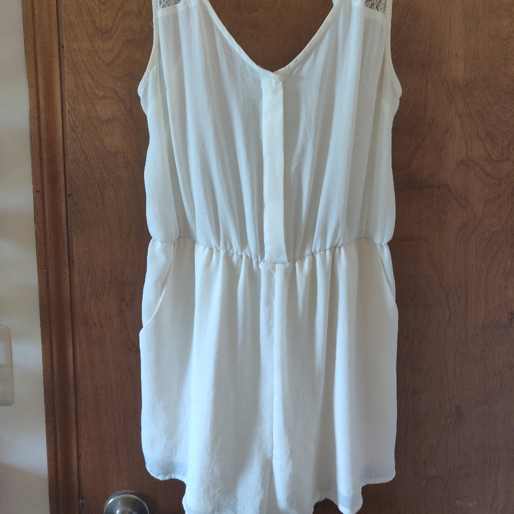 White romper w/lace shoulder detail